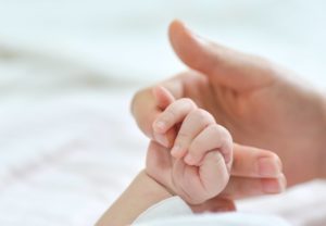 main maman et bébé fond blanc
